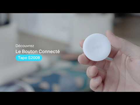 Interrupteur Intelligent Tapo S200B tenu en main, idéal pour contrôler vos appareils connectés via Alexa ou Google Assistant dans une maison connectée.
