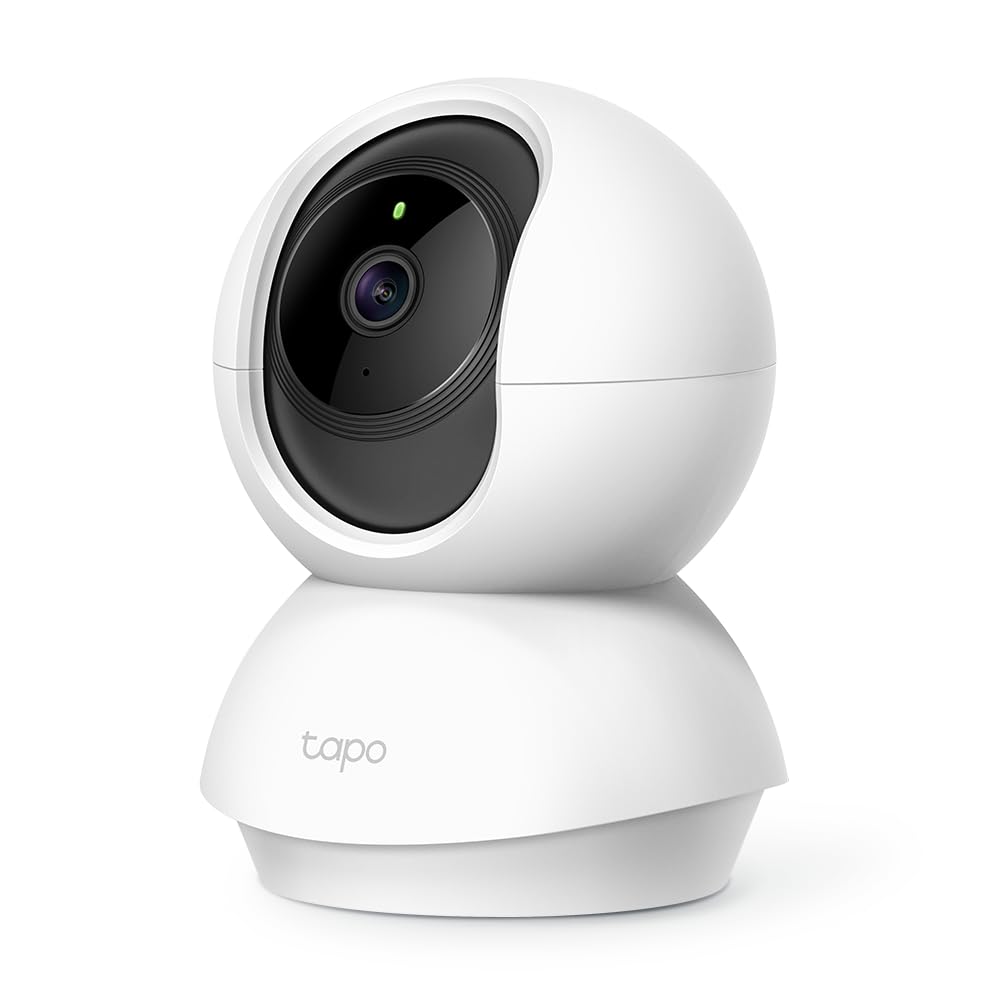Vue rapprochée de la caméra de surveillance WiFi Tapo C200 1080P 360°, au design compact et moderne pour usage intérieur.