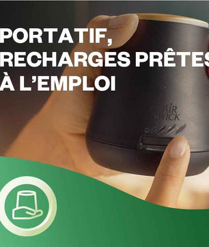 Main tenant le diffuseur Air Wick Essential Mist noir avec texte Portatif, recharges prêtes à l’emploi, idéal pour toutes les pièces.