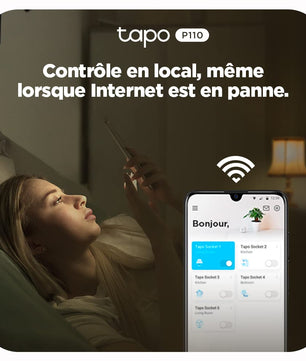 Contrôle local de la prise connectée Tapo P110 même sans connexion Internet, affiché sur smartphone dans une chambre.