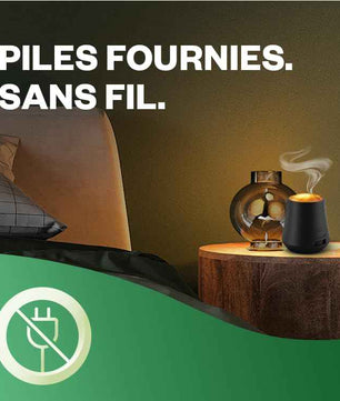 Diffuseur Air Wick allumé sur table de chevet, ambiance tamisée avec texte Piles fournies, sans fil, pour une utilisation facile partout.