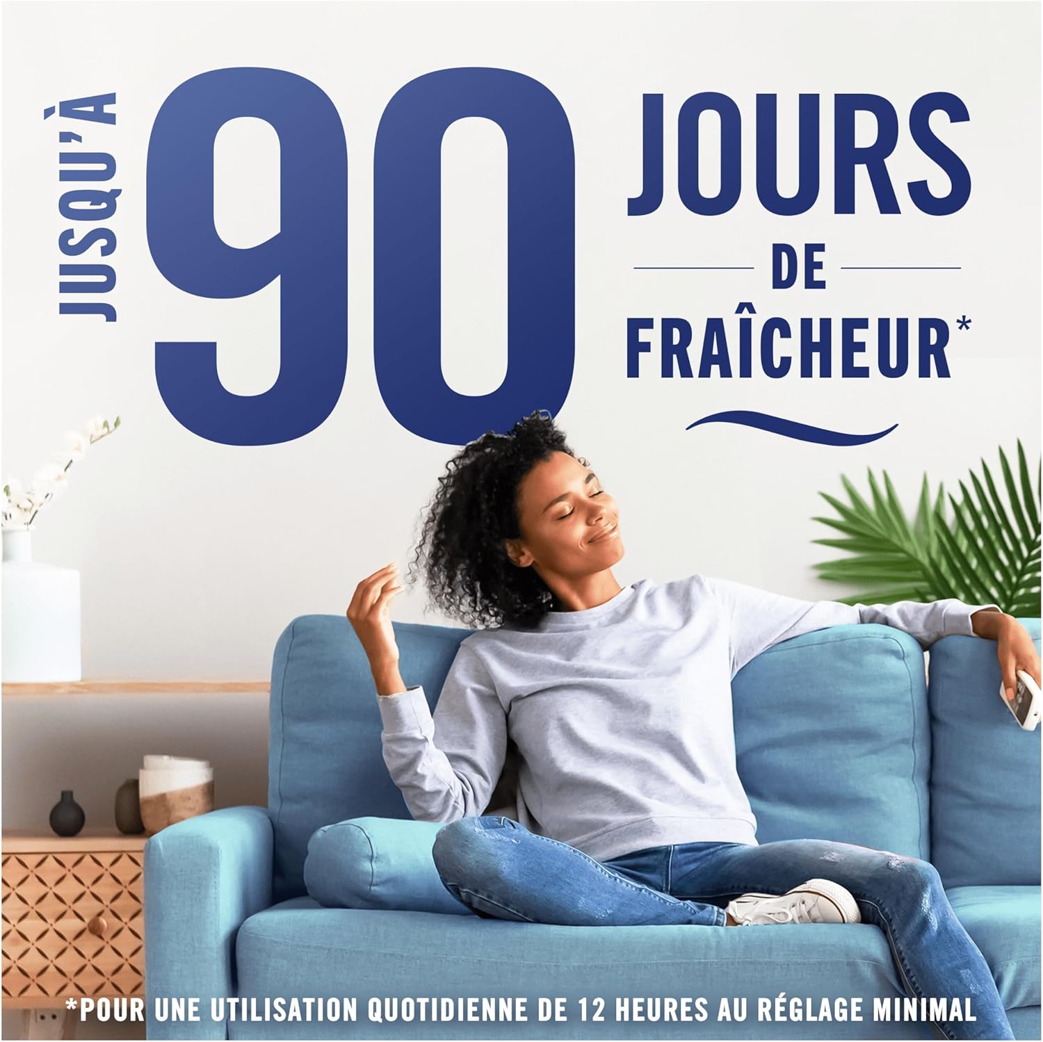 Femme détendue sur canapé avec texte Jusqu'à 90 jours de fraîcheur, mettant en avant la longue durée d'action du Febreze 3Volution Fleur Naissante.