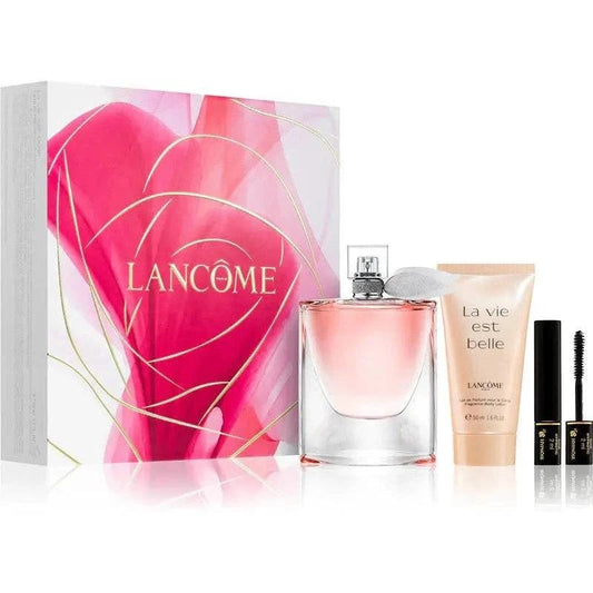 Coffret La Vie Est Belle de Lancôme avec EDP 50ml, lait corporel 50ml et mascara Hypnôse 2ml sur fond blanc.