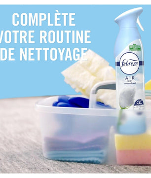 Febreze Spray Rosée du Matin présenté comme complément idéal à votre routine de nettoyage, avec accessoires ménagers en arrière-plan.