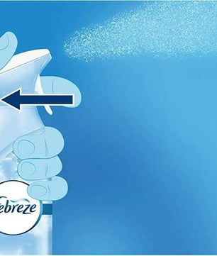 Gros plan sur la pulvérisation du spray Febreze, montrant la facilité d'utilisation et la diffusion fine du désodorisant maison longue durée.