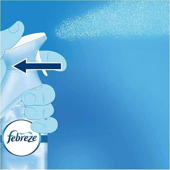 Gros plan sur la pulvérisation du spray Febreze, montrant la facilité d'utilisation et la diffusion fine du désodorisant maison longue durée.