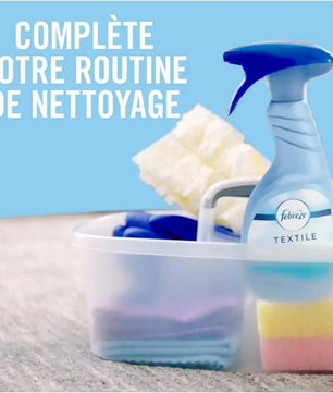 Spray désodorisant textile Febreze Lenor dans un bac de nettoyage avec éponges, idéal pour compléter votre routine de nettoyage à la maison.