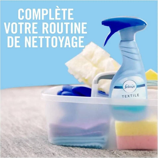 Spray désodorisant textile Febreze Lenor dans un bac de nettoyage avec éponges, idéal pour compléter votre routine de nettoyage à la maison.