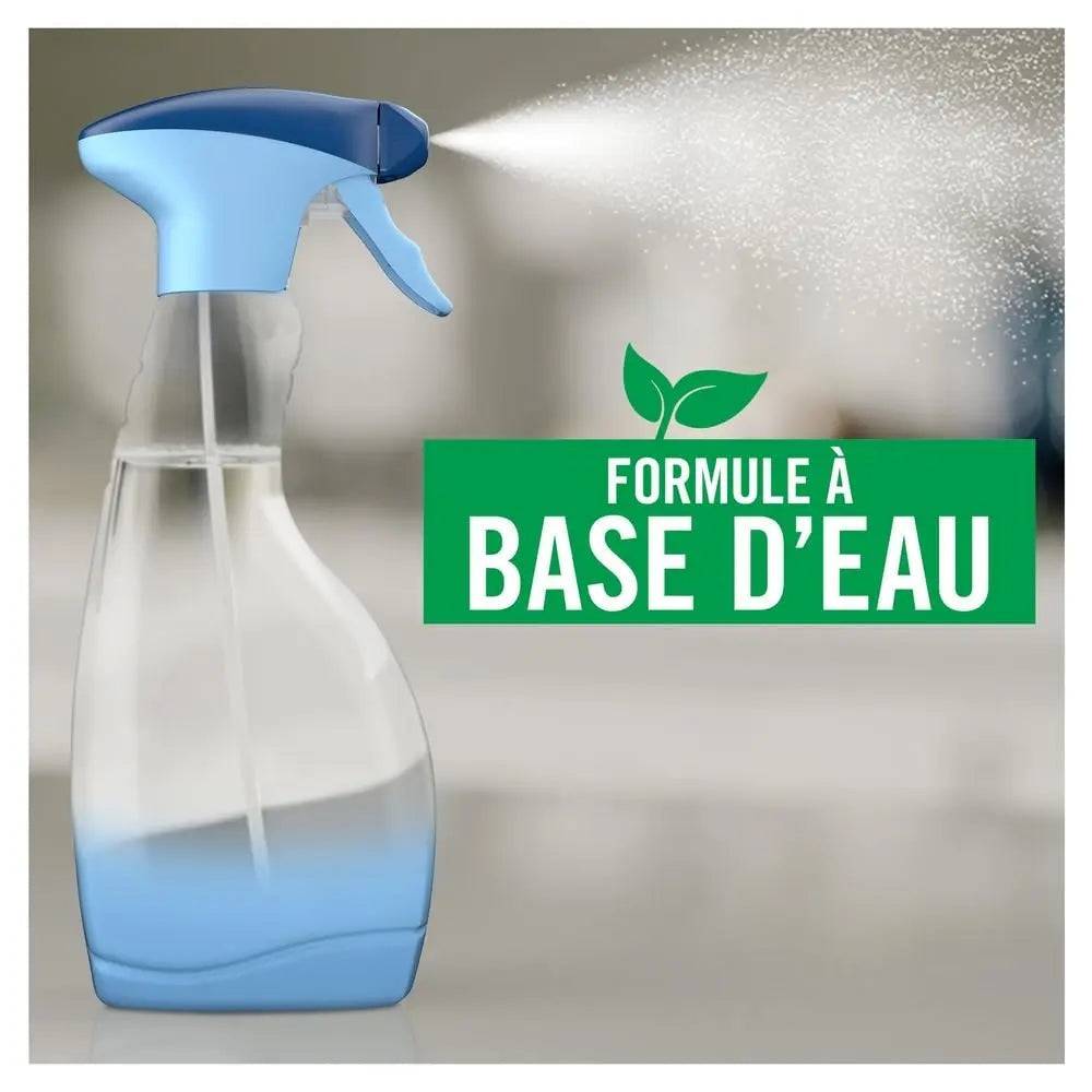 Spray Febreze à base d’eau en action, illustrant sa formule douce et efficace pour rafraîchir les textiles sans les abîmer.
