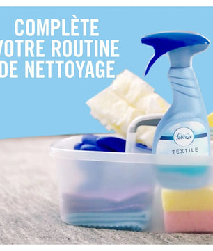 Spray Febreze Textile Lenor dans un bac de nettoyage, soulignant son rôle essentiel dans une routine de nettoyage efficace et parfumée.