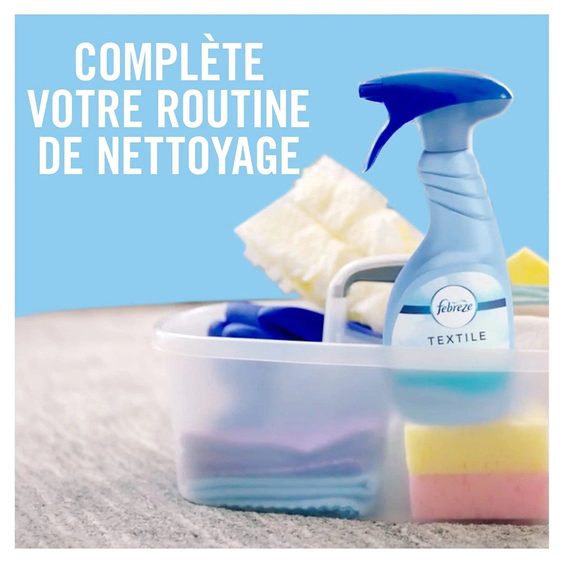 Spray Febreze Textile Lenor dans un bac de nettoyage, soulignant son rôle essentiel dans une routine de nettoyage efficace et parfumée.