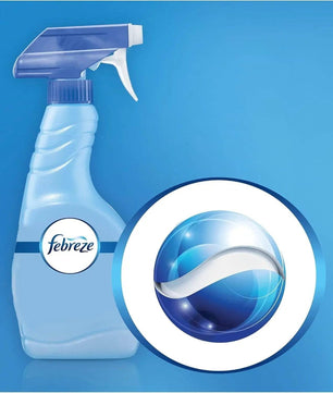 Flacon de Febreze Textile sur fond bleu avec technologie OdourClear, conçu pour neutraliser les odeurs et rafraîchir les tissus d’intérieur.