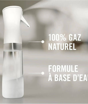 Spray Febreze Zéro Bambou 185ml en action, avec texte indiquant gaz naturel et formule à base d’eau, pour un usage domestique sain.