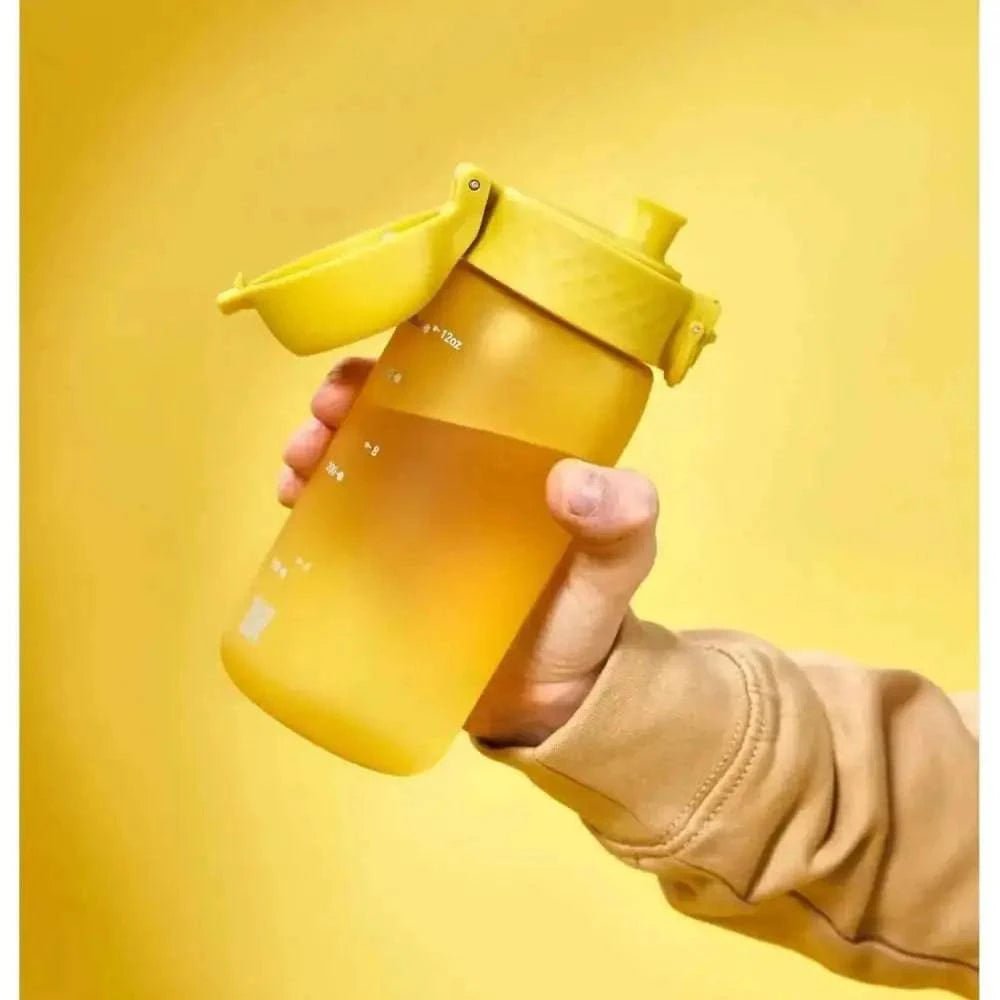 Gourde enfant Ion8 jaune avec couvercle à rabat anti-fuites pour une hydratation pratique