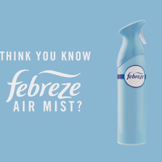 Spray Febreze Air Mist bleu ciel présenté sur fond uni avec slogan, idéal pour rafraîchir l'air intérieur et éliminer les mauvaises odeurs.