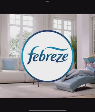 Publicité FEBREZE mettant en scène un homme détendu dans un salon lumineux, illustrant l'effet apaisant du Désodorisant Électrique 3Volution.
