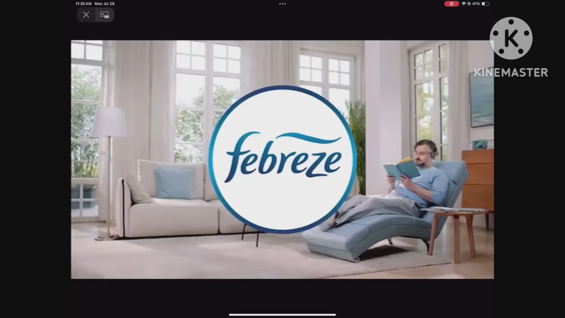 Publicité FEBREZE mettant en scène un homme détendu dans un salon lumineux, illustrant l'effet apaisant du Désodorisant Électrique 3Volution.