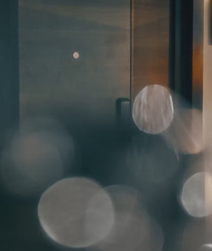 Effet de flou artistique dans un intérieur moderne, sans lien direct avec le robot aspirateur Ultenic T10 Pro ou ses fonctionnalités.