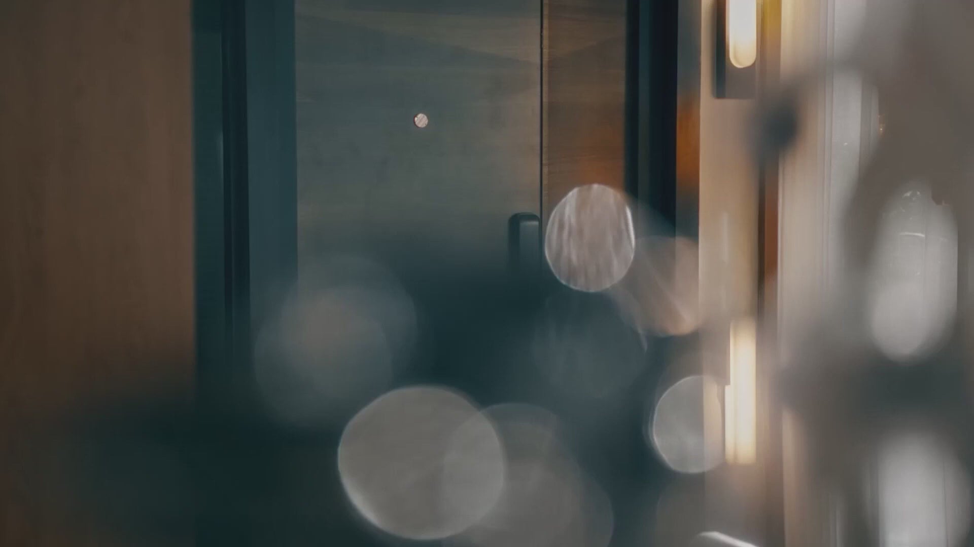 Effet de flou artistique dans un intérieur moderne, sans lien direct avec le robot aspirateur Ultenic T10 Pro ou ses fonctionnalités.