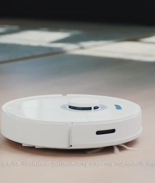 Roborock Q7 Max blanc en fonctionnement sur sol clair, robot aspirateur laveur avec navigation LiDAR précise.