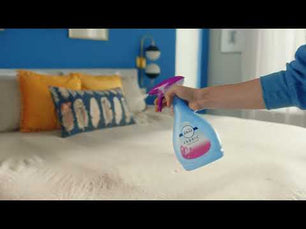 Vaporisation du Febreze Spray Textile sur une literie, illustrant son efficacité pour rafraîchir les tissus avec un parfum Lenor agréable.