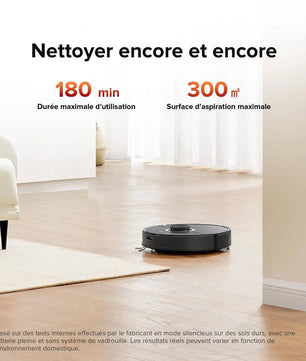 Roborock Q7 Max noir dans salon lumineux, autonomie de 180 minutes et couverture de 300 m² pour nettoyage prolongé.